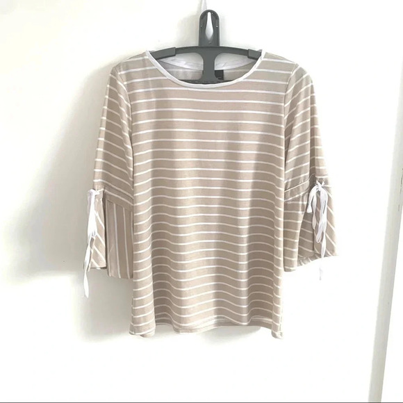 New direction stripped blouse flutter sleeve cream top size medium - Picture 2 of 5